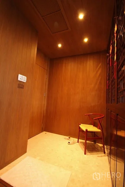 คอนโด ให้เช่าหรือขายในKhlong Toei, Bangkok - โถงทางเข้าส่วนตัวผนังไม้ ไฟดาวน์ไลท์ และแป้นควบคุมความปลอดภัย