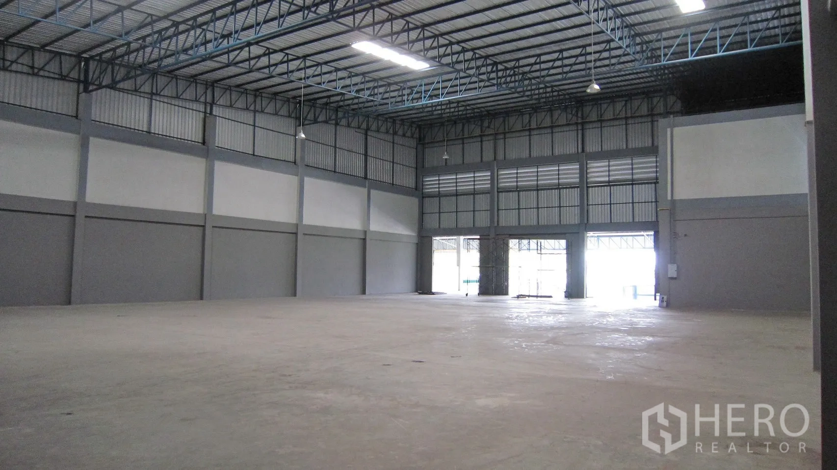 Warehouse for rent in Bang Sao Thong, Samut Prakan - Spacious warehouse interior with high ceiling, steel trusses and wide entry bays.