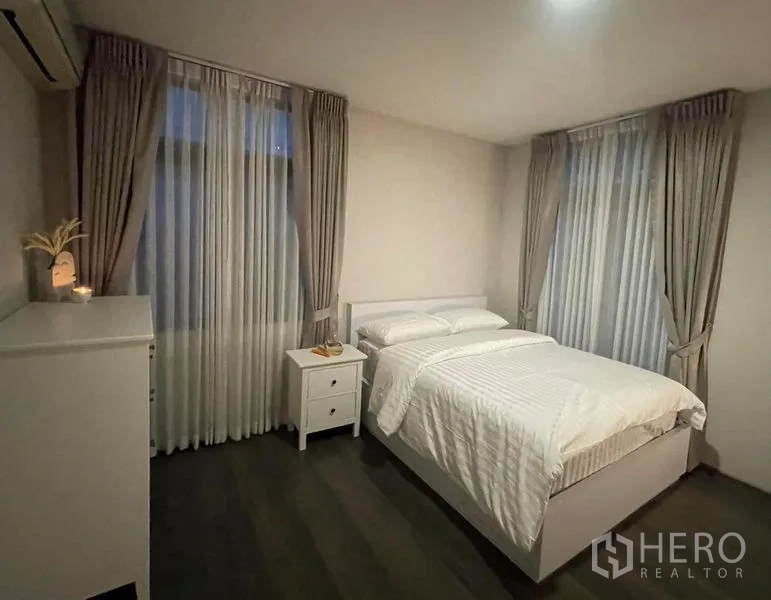 Detached House for rent in Bang Phli, Samut Prakan - Guest bedroom with double bed and soft neutral curtains