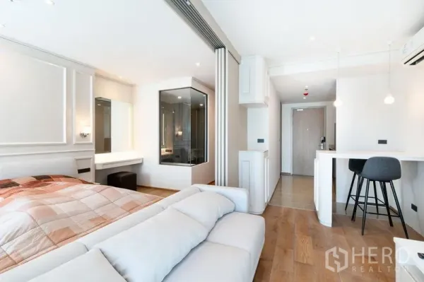 คอนโด ให้เช่าในRatchathewi, Bangkok - ห้องคอนโด 1 ห้องนอนสว่าง มีเตียง โซฟา บาร์อาหารเช้า และห้องน้ำกระจก