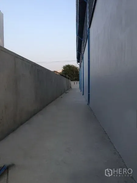 คลังสินค้า ให้เช่าในMueang Samut Prakan, Samut Prakan - ทางเดินคอนกรีตรอบอาคารตามแนวกำแพงด้านนอกของโกดัง