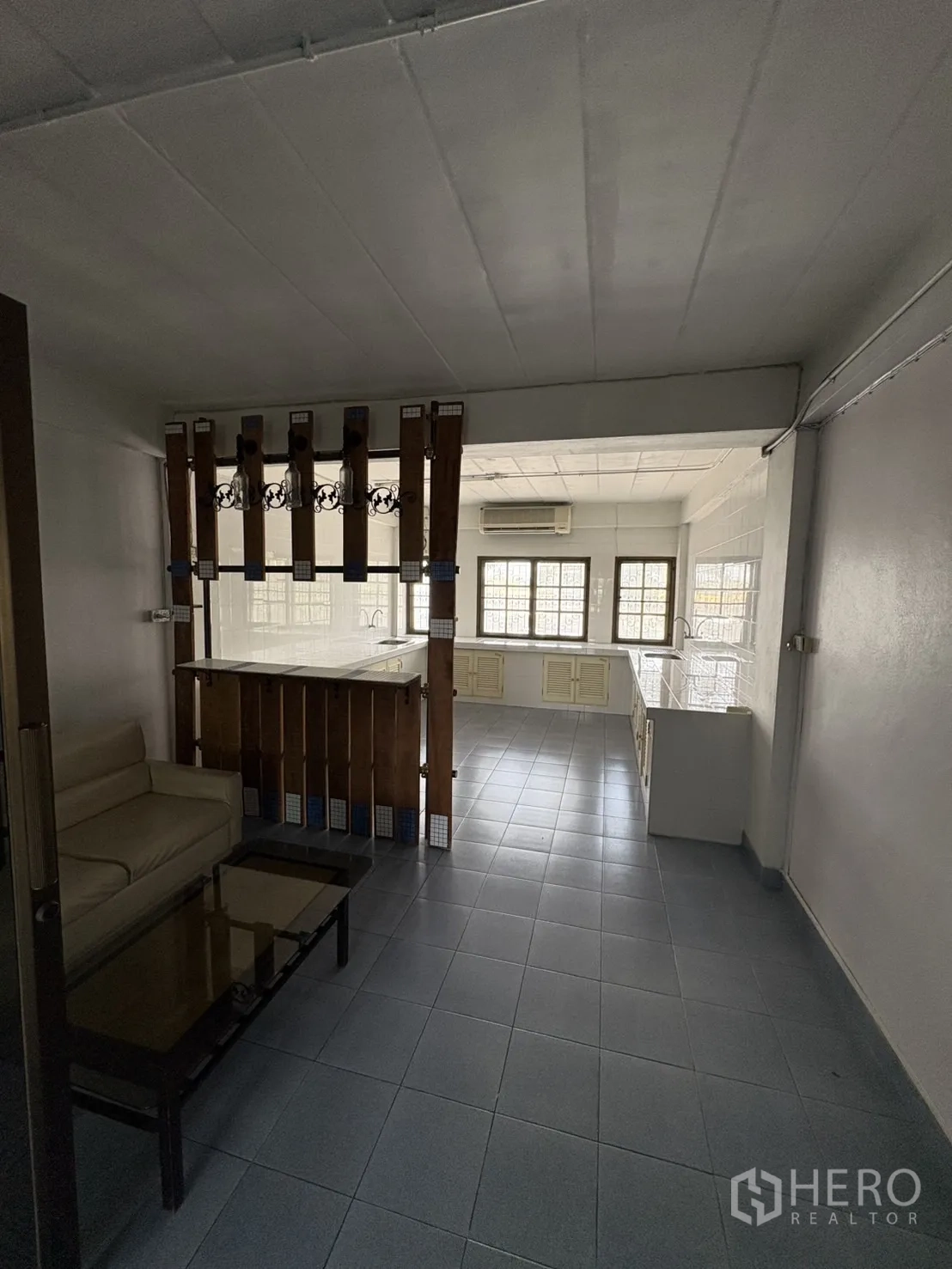 店屋 出租在Phra Khanong, Bangkok - 小型休息区与茶水吧，通往明亮的厨房空间。