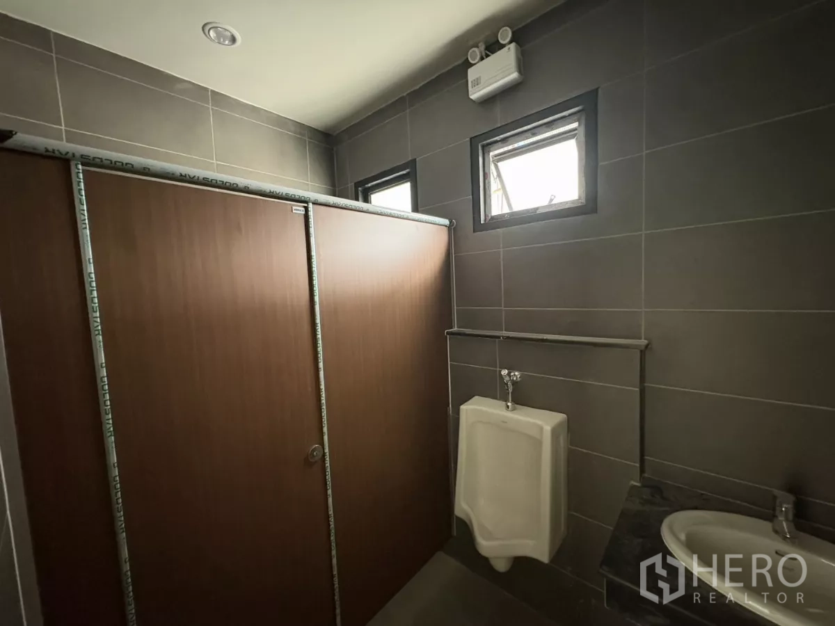 工厂 出租在Bang Pakong, Chachoengsao - 男卫配小便池、隔断门与通风窗。