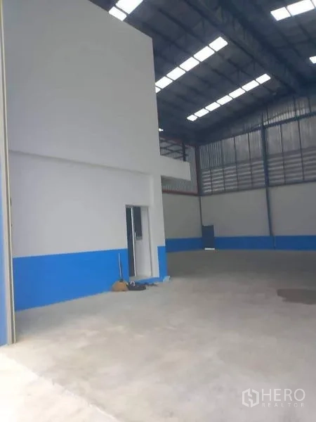คลังสินค้า ให้เช่าในBang Phli, Samut Prakan - พื้นที่ภายในโกดังโล่งพร้อมชั้นลอยและเพดานสูงเหมาะเก็บสินค้า