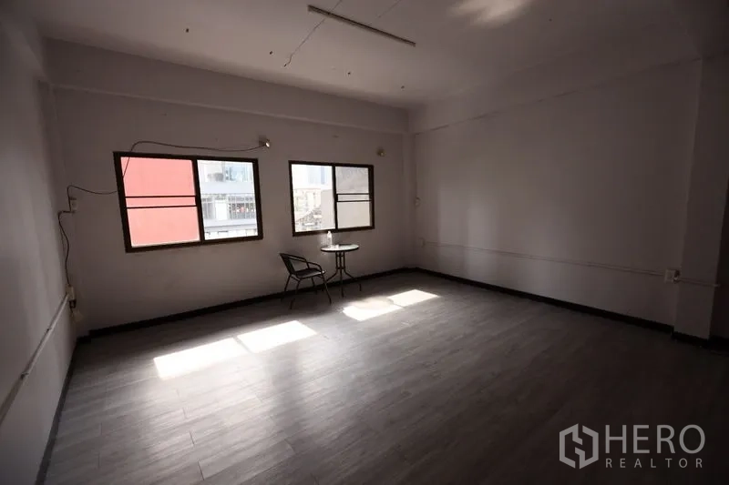 店屋 出租或出售在Watthana, Bangkok - 采光良好的楼上房间，双窗配小桌椅