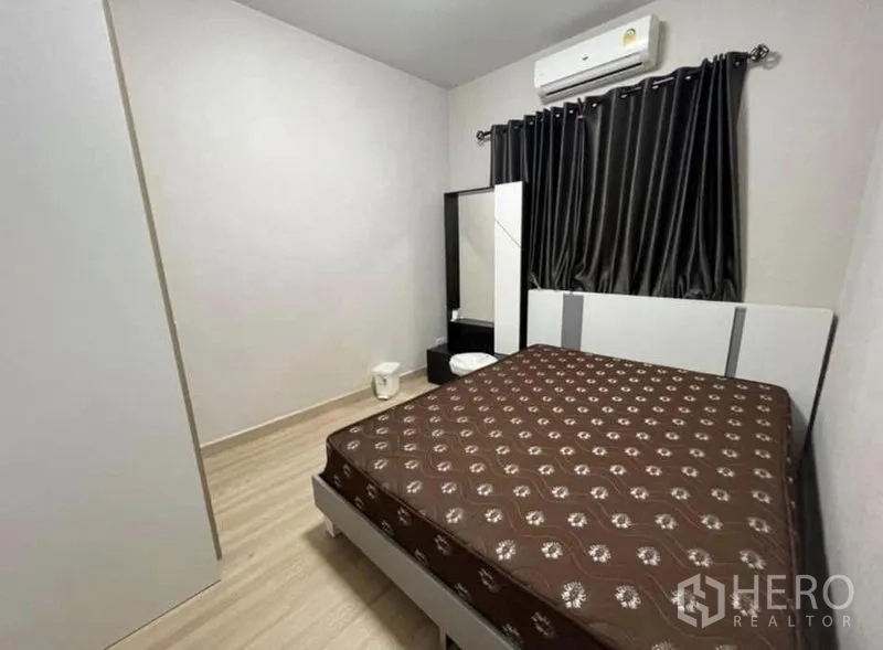 สำนักงานที่บ้าน ให้เช่าในSamut Prakan - ห้องนอนติดแอร์ เตียงคู่ ตู้เสื้อผ้า และโต๊ะเครื่องแป้ง โทนสีเรียบ