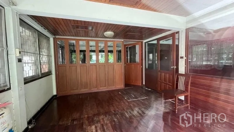 独立式住宅 出租 - 客厅，木质墙面与天花，玻璃门和窗