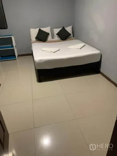 พื้นที่ขายปลีก ให้เช่าในKhlong Toei, Bangkok - ห้องนอนเตียงคู่ พื้นกระเบื้อง พร้อมชั้นวางของ