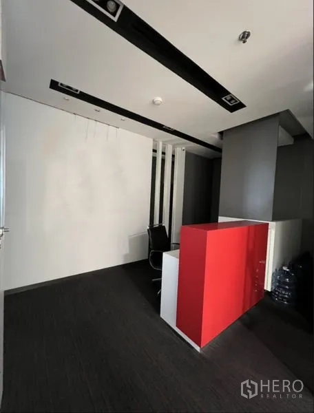 Office Space for rent in Huai Khwang, Bangkok - Entrance lobby featuring a red front desk and dark carpet flooring.