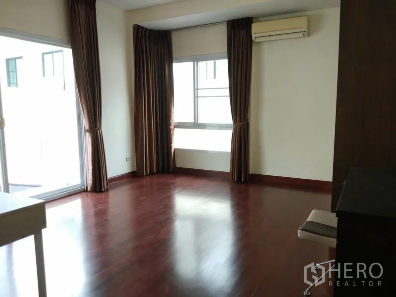 บ้าน ให้เช่าในWatthana, Bangkok - ห้องชั้นบนกว้าง พื้นไม้ เครื่องปรับอากาศ และประตูกระจกออกระเบียง