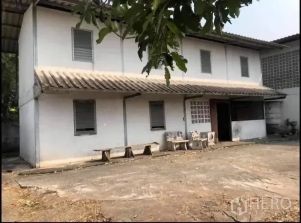 工厂 出售在Nong Chok, Bangkok - 围墙内的两层办公/宿舍楼，紧邻主厂房。