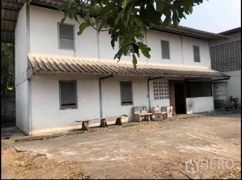 工厂 出售在Nong Chok, Bangkok - 围墙内的两层办公/宿舍楼，紧邻主厂房。