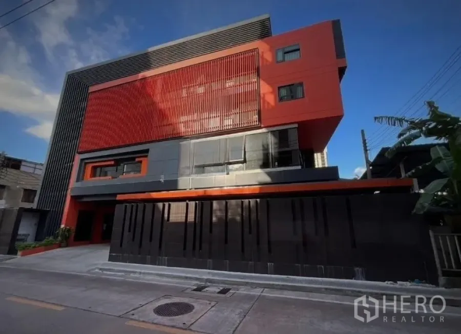 อาคารพาณิชย์ ให้เช่าหรือขายในKhlong Toei, Bangkok - อาคารพาณิชย์สีแดงดำหลายชั้นสไตล์โมเดิร์นด้านหน้าในย่านเอกมัย