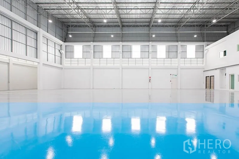 โรงงาน ให้เช่าในBang Phli, Samut Prakan - ฮอลล์การผลิตโปร่งสูง 10 เมตร โครงทรัสเหล็ก และพื้นอีพ็อกซี่เงางาม