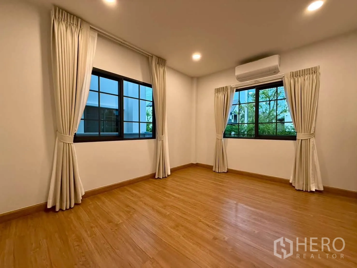 独栋房屋 for rent in Bang Phli, Samut Prakan - 明亮空房，木地板，大窗配米色窗帘与壁挂空调。
