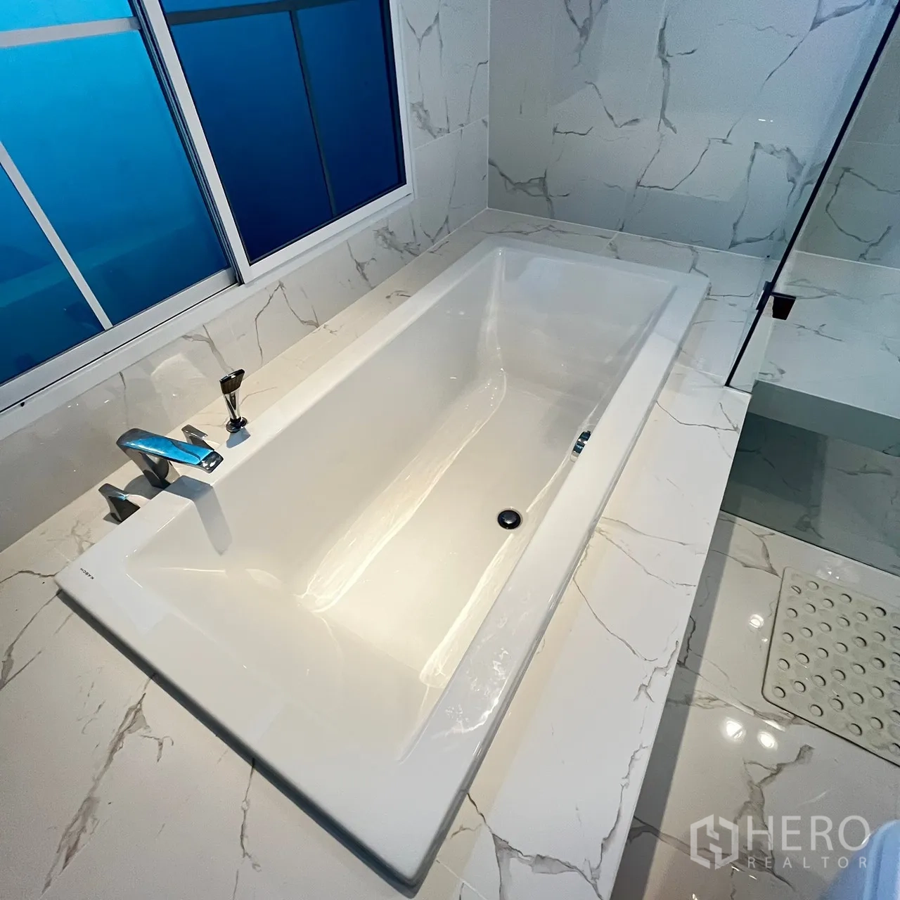 บ้าน ให้เช่าหรือขายในBang Khen, Bangkok - อ่างอาบน้ำทรงสี่เหลี่ยมติดหน้าต่างฝ้า