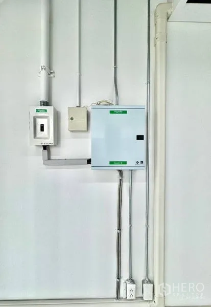 สำนักงาน ให้เช่าในKhlong Toei, Bangkok - ตู้ไฟฟ้าและท่อร้อยสายติดตั้งเรียบร้อยบนผนังสีขาว