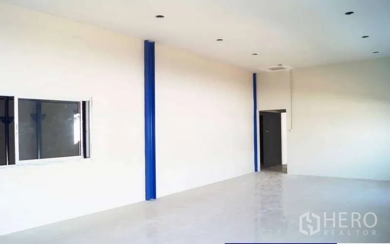 คลังสินค้า ให้เช่าในKrathum Baen, Samut Sakhon - ห้องทำงานสว่างพร้อมหน้าต่างและไฟเพดาน เหมาะสำหรับงานเอกสารหรือประชุม