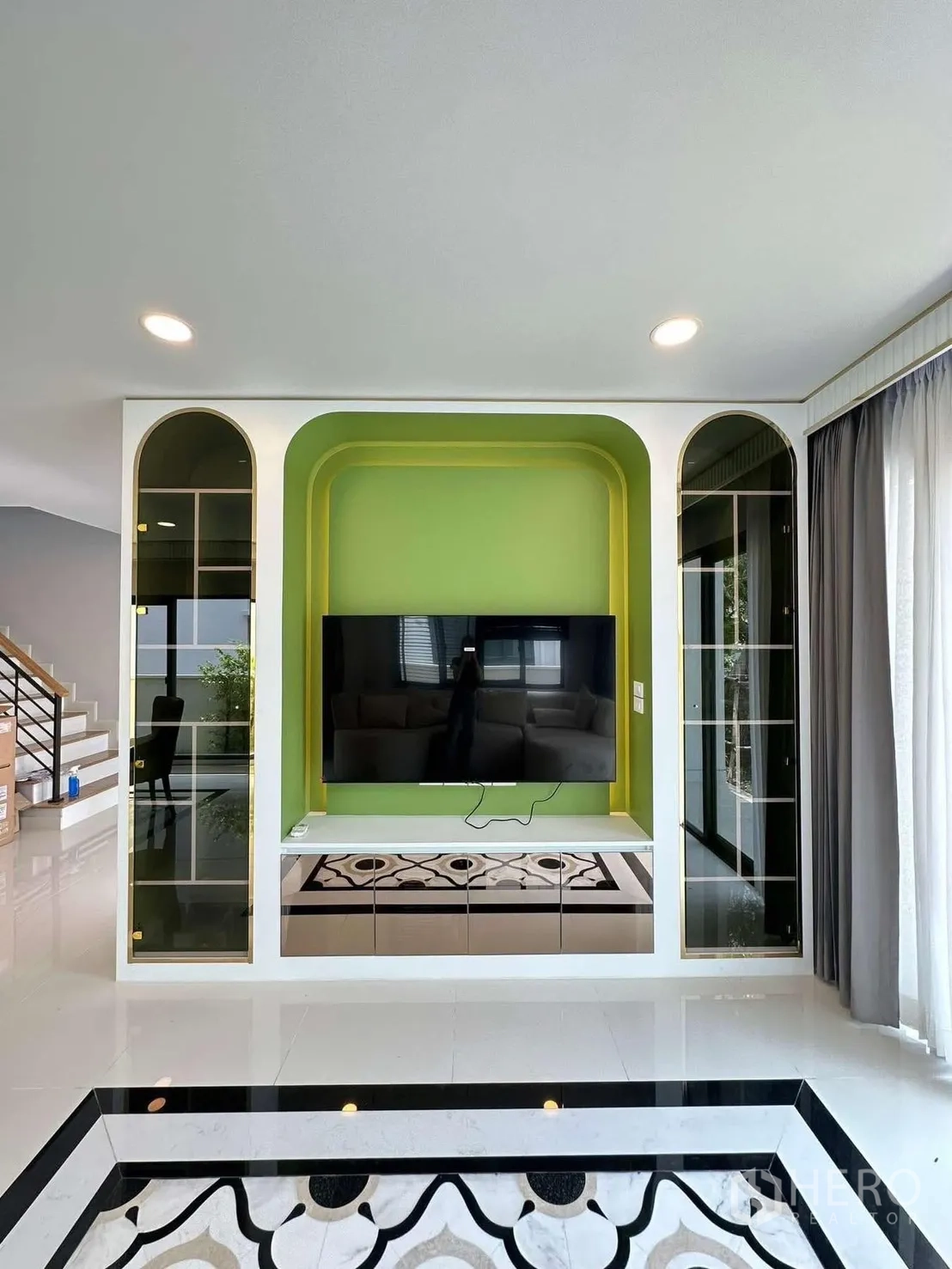 บ้านเดี่ยว for rent in Bang Phli, Samut Prakan - ผนังทีวีช่องเว้าสีเขียวพร้อมจอขนาดใหญ่และตู้โชว์สองข้าง