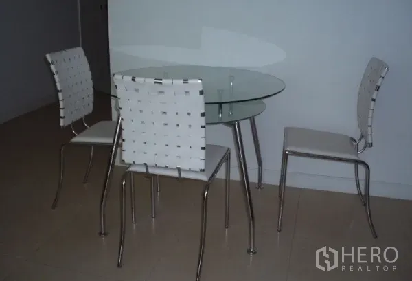 คอนโด ให้เช่าในRatchathewi, Bangkok - มุมทานอาหารพร้อมโต๊ะกระจกทรงกลมและเก้าอี้สีขาวสามตัว ในคอนโดกรุงเทพฯ