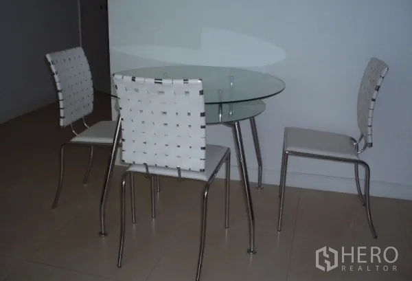 คอนโด ให้เช่าในRatchathewi, Bangkok - มุมทานอาหารพร้อมโต๊ะกระจกทรงกลมและเก้าอี้สีขาวสามตัว ในคอนโดกรุงเทพฯ