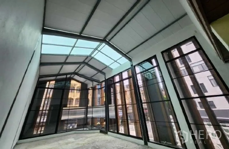 พื้นที่ขายปลีก ให้เช่าในWatthana, Bangkok - โถงกระจกหลังคาโปร่งแสงพร้อมผนังกระจกสูงจรดเพดาน
