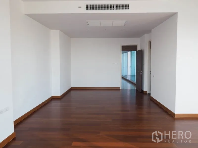 Condominium for rent or sale in Yan Nawa, Bangkok - Spacious master bedroom with wooden floors and recessed ceiling.