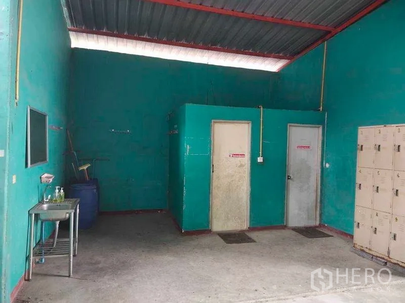 货栈 出售在Lam Luk Ka, Pathum Thani - 仓库员工区，带储物柜、洗手池和两扇卫生间门