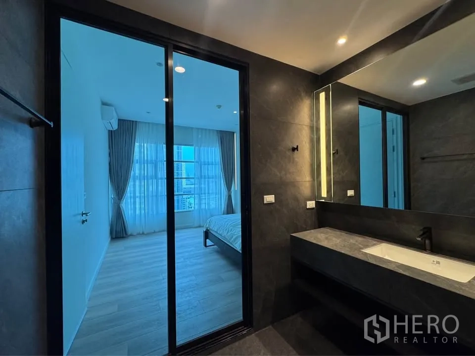 คอนโด for rent in Ratchathewi, Bangkok - ห้องน้ำในตัวตกแต่งหินโทนเข้ม เปิดสู่ห้องนอนผ่านประตูกระจก