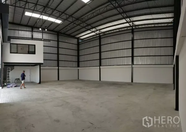 Warehouse for rent in Lat Krabang, Bangkok - Open warehouse interior with sealed walls, wide clear floor area and a compact upstairs office.