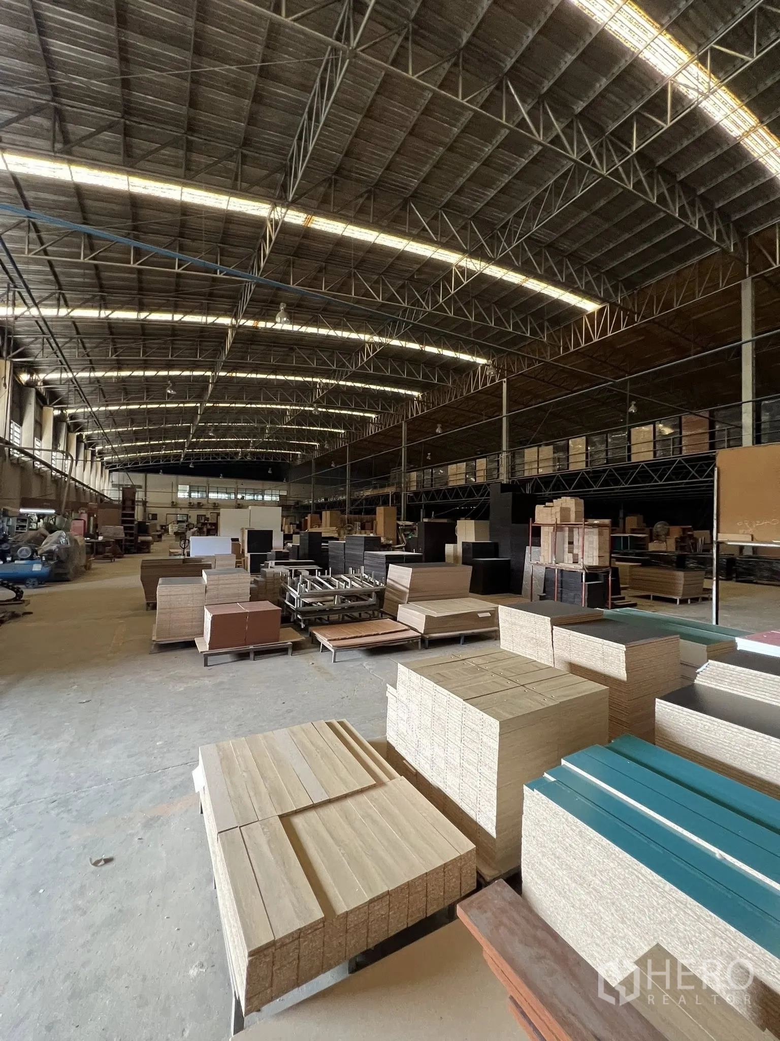 工厂 出租或出售在Sai Noi, Nonthaburi - 大型存储区，带夹层货架与板材堆垛，高挑顶