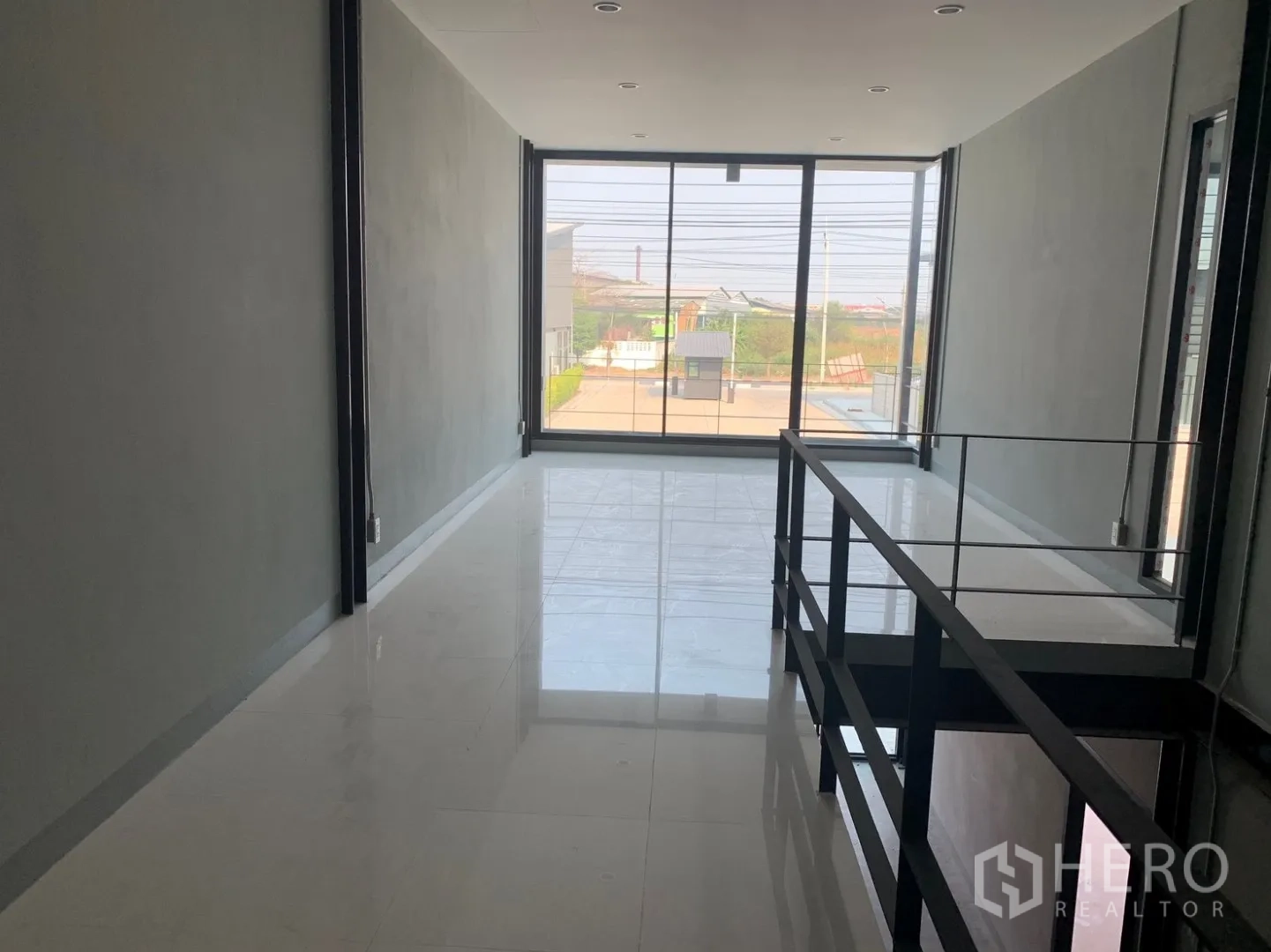 โกดัง for rent in Bang Phli, Samut Prakan - โถงออฟฟิศชั้นลอยพร้อมผนังกระจกบานใหญ่เห็นด้านหน้าโครงการ