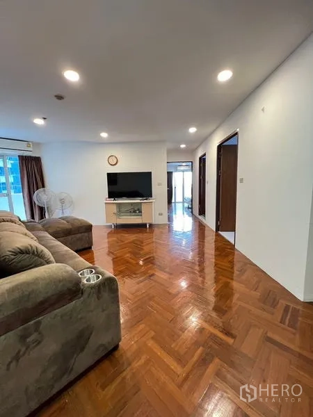 คอนโด ให้เช่าในRatchathewi, Bangkok - ห้องนั่งเล่นหันไปทางทีวีและระเบียง มีประตูเชื่อมเข้าสู่ห้องต่างๆ