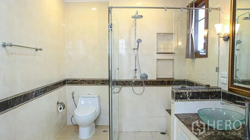 Detached House for rent in Bang Phli, Samut Prakan - Modern bathroom with glass-enclosed shower, toilet and vanity with vessel sink.