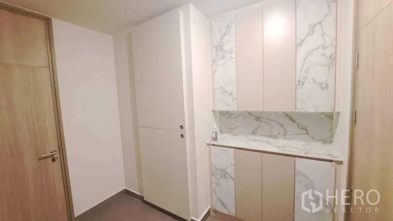 คอนโด ให้เช่าหรือขายในPathum Wan, Bangkok - โถงทางเข้าพร้อมตู้บิลท์อินลายหินอ่อนเพิ่มพื้นที่เก็บของ