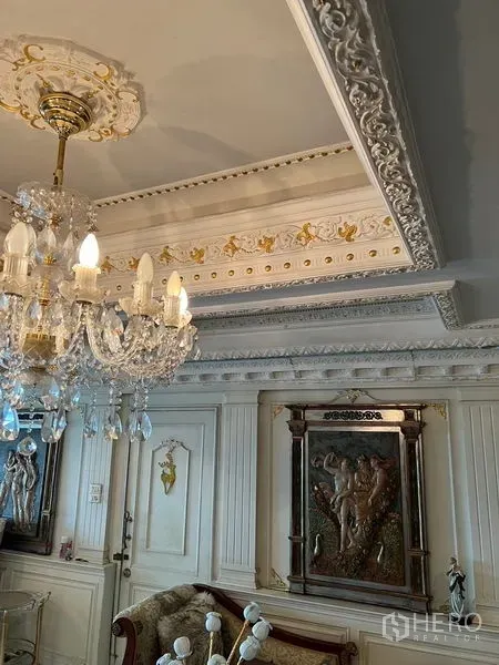 คอนโด ขายในKhlong Toei, Bangkok - ภาพระยะใกล้ของคิ้วบัวปูนปั้นและโคมระย้าคริสตัลในคอนโดสไตล์คลาสสิก