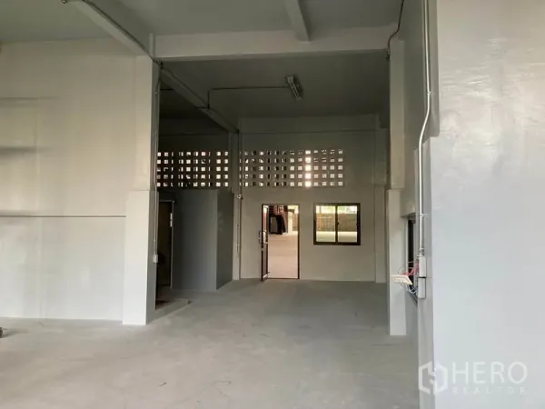 คลังสินค้า ให้เช่าในKhlong Toei, Bangkok - พื้นที่สำนักงาน/ช็อปเฮ้าส์ชั้นล่างภายในโกดัง มีประตูและช่องหน้าต่าง