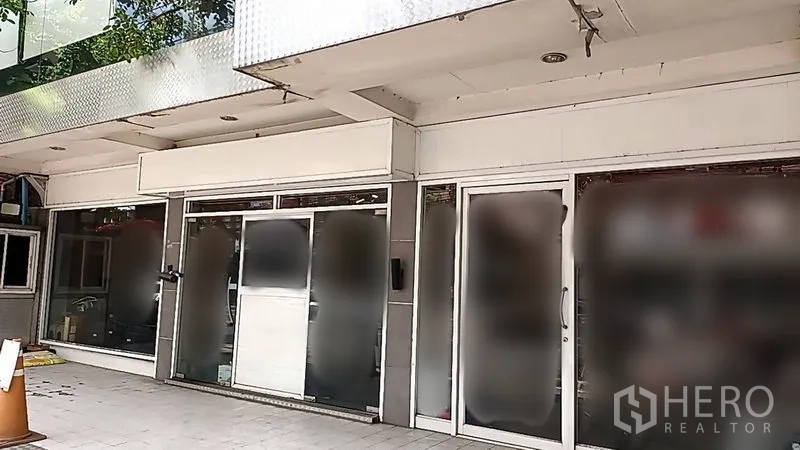 店屋 出租在Watthana, Bangkok - 纵深室内通向拐角玻璃墙，视野开阔。