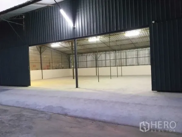 คลังสินค้า ให้เช่าในKhlong Sam Wa, Bangkok - อาคารโกดังช่วงเสากว้าง โครงเหล็ก ไฟนีออนสว่าง เปิดหน้ากว้างสู่ทางขับ