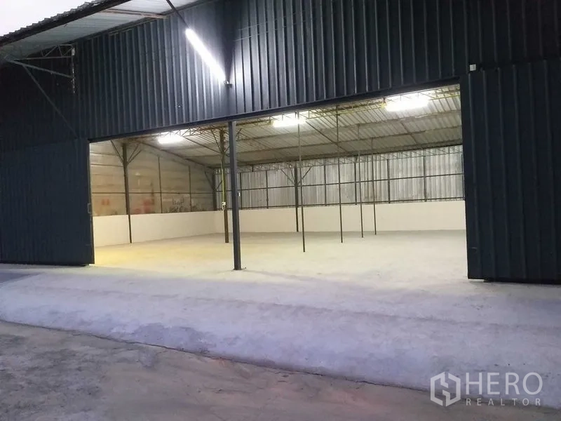 คลังสินค้า ให้เช่าในKhlong Sam Wa, Bangkok - อาคารโกดังช่วงเสากว้าง โครงเหล็ก ไฟนีออนสว่าง เปิดหน้ากว้างสู่ทางขับ