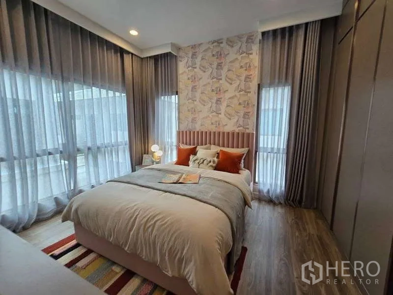 独立式住宅 出租在Bang Kapi, Bangkok - 第三卧室温馨，图案强调墙与转角窗。