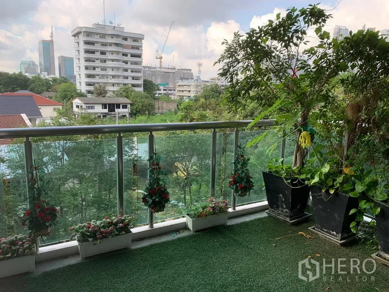 คอนโด ขายในKhlong Toei, Bangkok - ระเบียงเขียวขจี ปูหญ้าเทียม กระถางต้นไม้ พร้อมวิวต้นไม้และเมือง