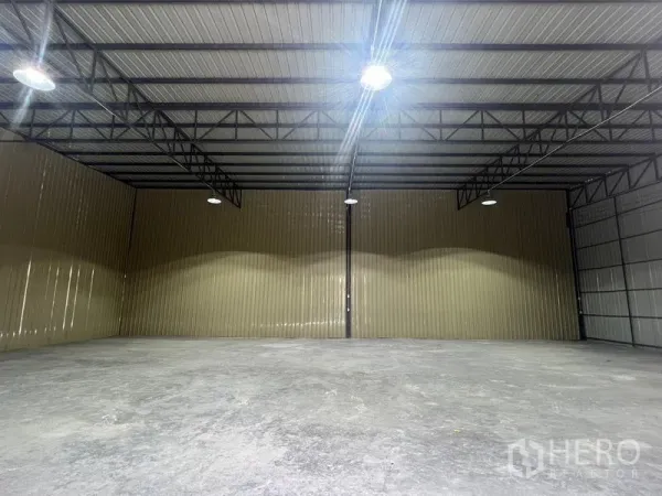 คลังสินค้า ให้เช่าในPhra Khanong, Bangkok - ภายในโกดังโล่ง หลังคาโครงเหล็กสูง ไฟไฮเบย์ LED และพื้นคอนกรีต.