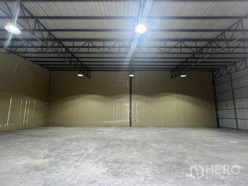 คลังสินค้า ให้เช่าในPhra Khanong, Bangkok - ภายในโกดังโล่ง หลังคาโครงเหล็กสูง ไฟไฮเบย์ LED และพื้นคอนกรีต.