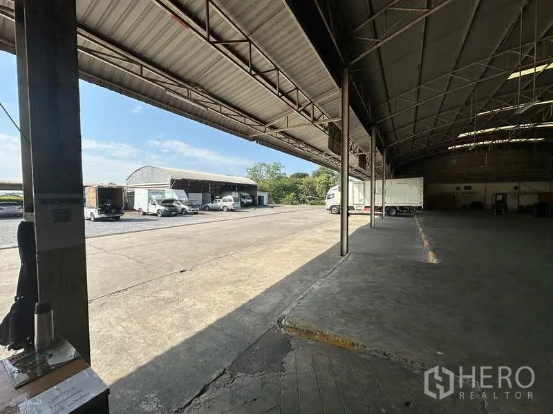 คลังสินค้า ให้เช่าในLam Luk Ka, Pathum Thani - ชานท่าเทียบระดับมองออกไปยังโรงเรือนเสริมและรถส่งของ