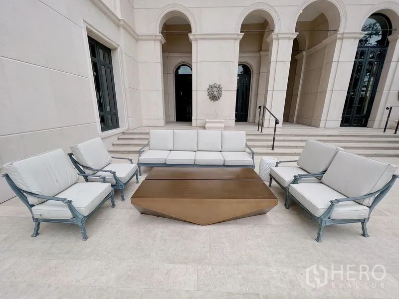 คอนโด ให้เช่าในWatthana, Bangkok - พื้นที่นั่งเล่นกลางแจ้งพร้อมโซฟาบุผ้าและโต๊ะกาแฟทรงเหลี่ยม หน้าอาคารคอนโดสไตล์ซุ้มโค้งสุดหรู