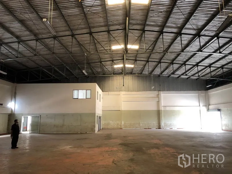 工厂 出租在Nonthaburi - 高顶厂房内的开放空间，设有内建两层办公室。