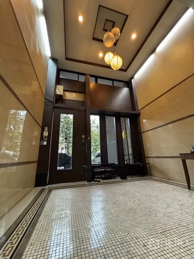 店屋 出租在Bang Rak, Bangkok - 主入口大堂，高挑木门与嵌入式顶灯。