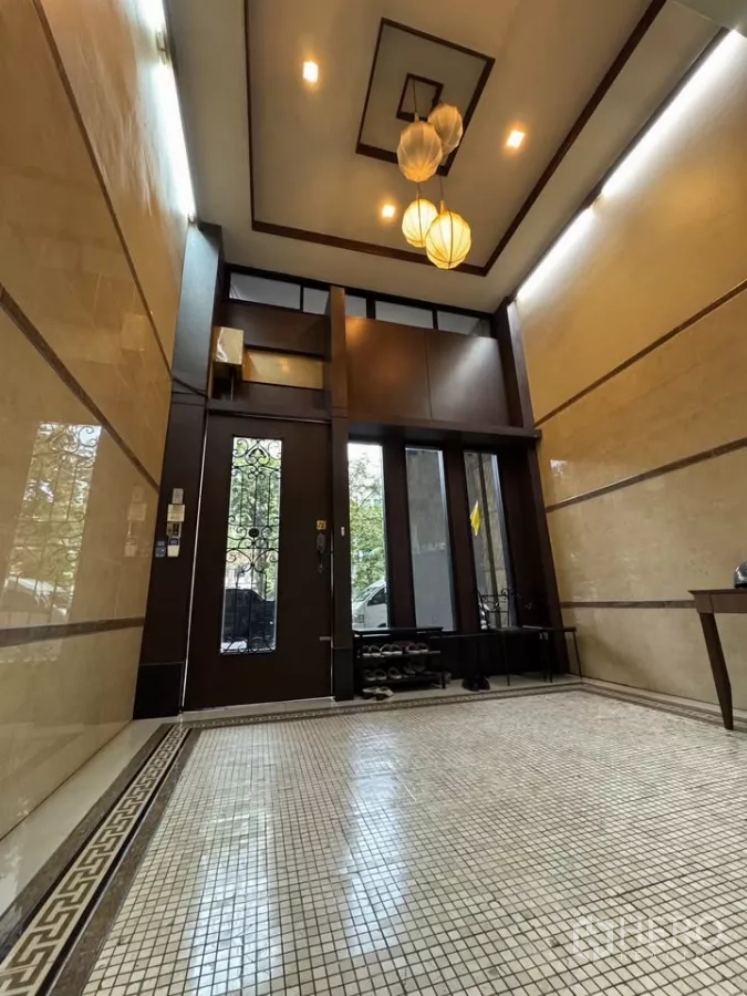 店屋 出租在Bang Rak, Bangkok - 主入口大堂，高挑木门与嵌入式顶灯。