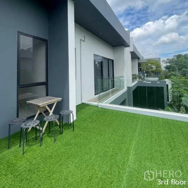 Detached House for rent in Bang Kapi, Bangkok - Rooftop terrace with artificial lawn, glass railing and seating.